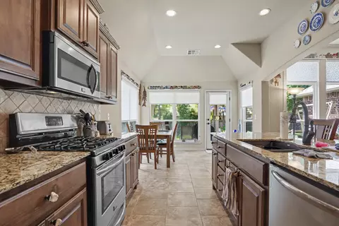 Kitchen - 1825 E Laredo St, Broken Arrow, OK 74012 photo 5 of 6