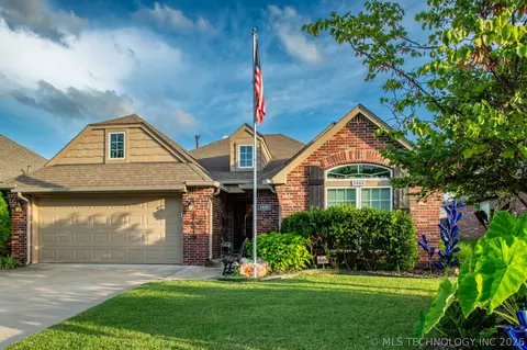 Exterior - 1825 E Laredo St, Broken Arrow, OK 74012 photo 2 of 6
