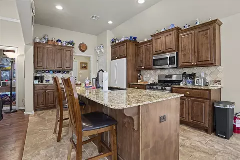 Kitchen - 1825 E Laredo St, Broken Arrow, OK 74012 photo 2 of 6