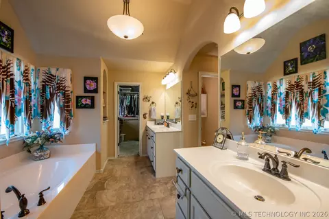 Bath - 1825 E Laredo St, Broken Arrow, OK 74012 photo 1 of 2