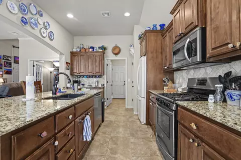 Kitchen - 1825 E Laredo St, Broken Arrow, OK 74012 photo 3 of 6