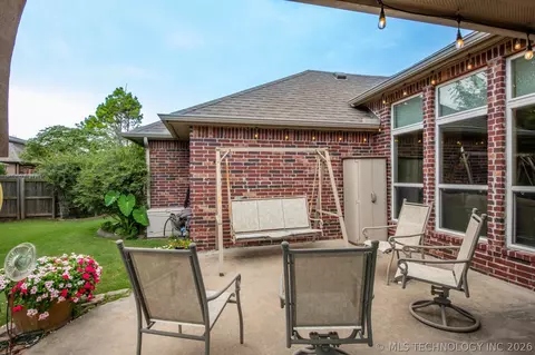 Exterior - 1825 E Laredo St, Broken Arrow, OK 74012 photo 5 of 6