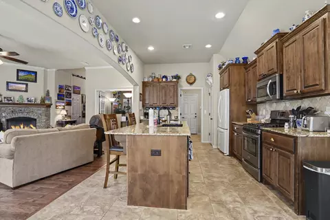 Kitchen - 1825 E Laredo St, Broken Arrow, OK 74012 photo 4 of 6