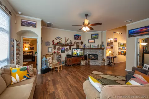 Living - 1825 E Laredo St, Broken Arrow, OK 74012 photo 1 of 1