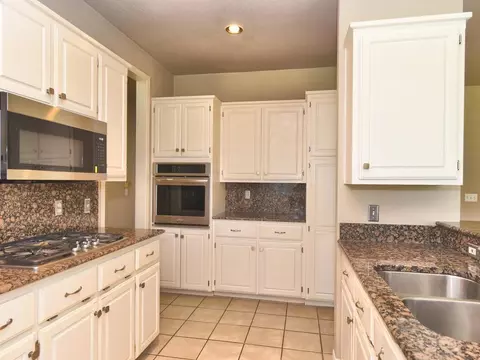 Kitchen - 5117 E 77th St, Tulsa, OK 74136 photo 3 of 4