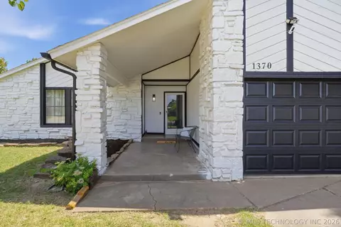 Exterior - 1370 E 139th Pl, Glenpool, OK 74033 photo 5 of 7