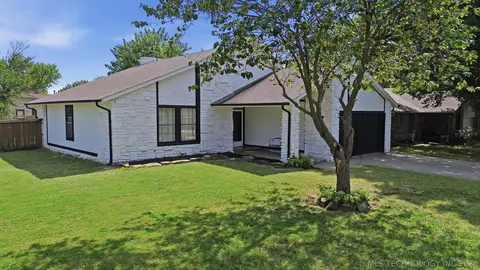 Exterior - 1370 E 139th Pl, Glenpool, OK 74033 photo 2 of 7