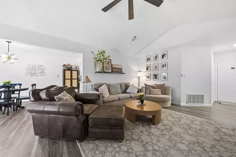 Living - 1370 E 139th Pl, Glenpool, OK 74033 photo 2 of 3