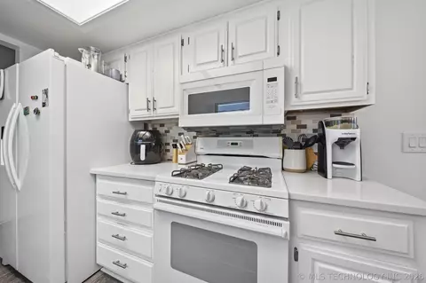 Kitchen - 1370 E 139th Pl, Glenpool, OK 74033 photo 2 of 4