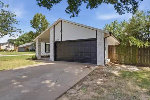 Exterior - 1370 E 139th Pl, Glenpool, OK 74033 photo 3 of 7