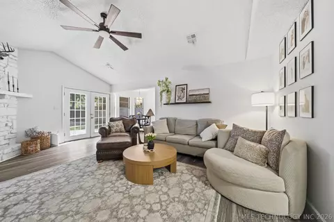 Living - 1370 E 139th Pl, Glenpool, OK 74033 photo 1 of 3