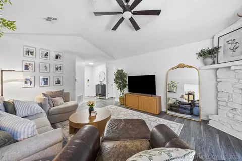 Living - 1370 E 139th Pl, Glenpool, OK 74033 photo 3 of 3