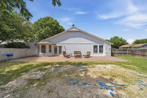 Exterior - 1370 E 139th Pl, Glenpool, OK 74033 photo 6 of 7