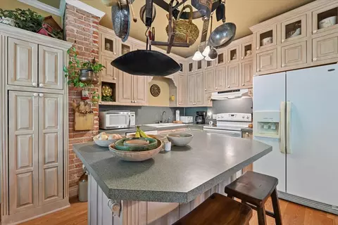 Kitchen - 2115 E 17th Pl, Tulsa, OK 74104 photo 2 of 5