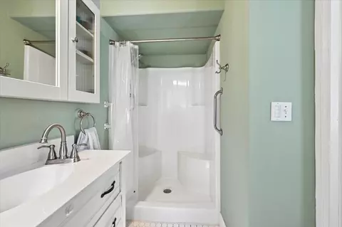 Bath - 2115 E 17th Pl, Tulsa, OK 74104 photo 2 of 4