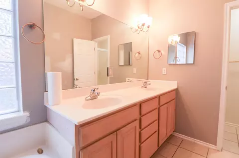 Bath - 7129 E 81st St, Tulsa, OK 74133 photo 4 of 5