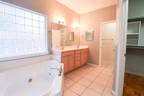 Bath - 7129 E 81st St, Tulsa, OK 74133 photo 3 of 5