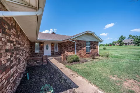 Exterior - 103 E Lakeview Ct, Tecumseh, OK 74873 photo 2 of 6