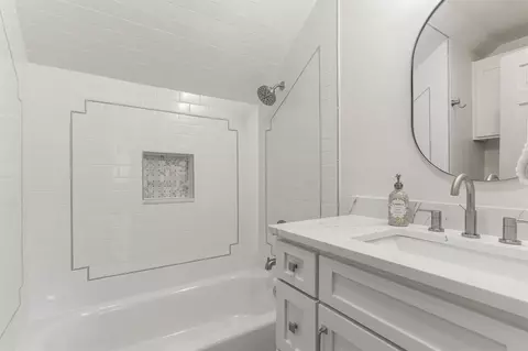 Bath - 2819 E 37th Pl, Tulsa, OK 74105 photo 5 of 10