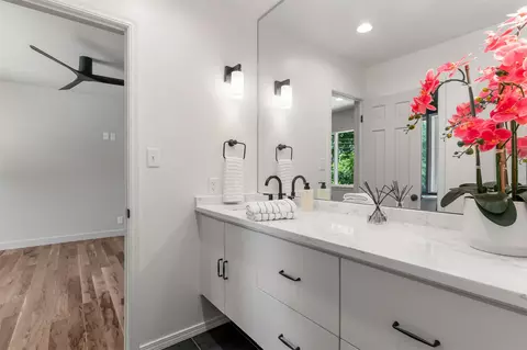 Bath - 2819 E 37th Pl, Tulsa, OK 74105 photo 6 of 10