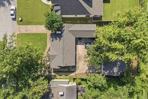 View/Area - 217 E 34th St, Tulsa, OK 74105 photo 1 of 5