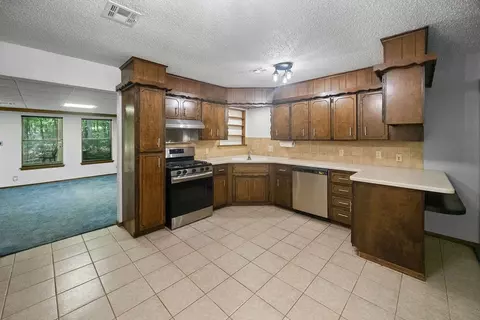 Kitchen - 33960 Eagle Cir, Wagoner, OK 74467 photo 1 of 2