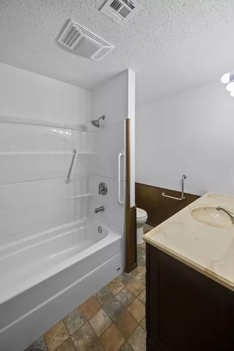 Bath - 33960 Eagle Cir, Wagoner, OK 74467 photo 1 of 2