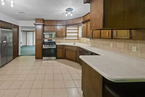 Kitchen - 33960 Eagle Cir, Wagoner, OK 74467 photo 2 of 2
