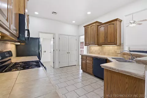 Kitchen - 13535 E 463 Rd, Claremore, OK 74017 photo 3 of 4