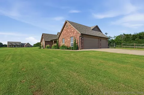 Exterior - 13535 E 463 Rd, Claremore, OK 74017 photo 4 of 9