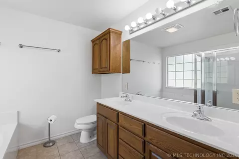 Bath - 13535 E 463 Rd, Claremore, OK 74017 photo 1 of 3