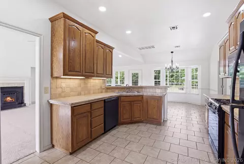 Kitchen - 13535 E 463 Rd, Claremore, OK 74017 photo 4 of 4