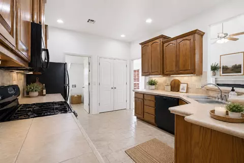 Kitchen - 13535 E 463 Rd, Claremore, OK 74017 photo 5 of 6