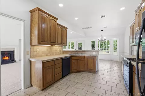 Kitchen - 13535 E 463 Rd, Claremore, OK 74017 photo 2 of 4