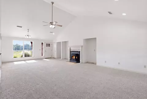 Living - 13535 E 463 Rd, Claremore, OK 74017 photo 2 of 3