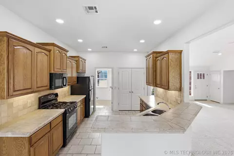 Kitchen - 13535 E 463 Rd, Claremore, OK 74017 photo 1 of 4