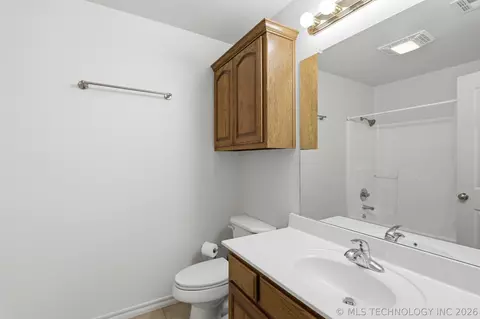 Bath - 13535 E 463 Rd, Claremore, OK 74017 photo 3 of 3