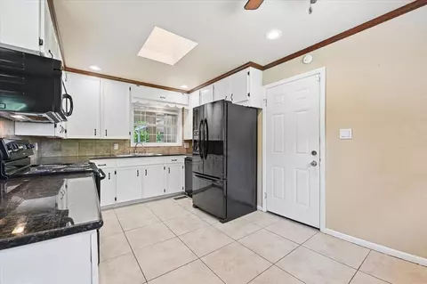 Kitchen - 1367 E 46th St, Tulsa, OK 74105 photo 4 of 5