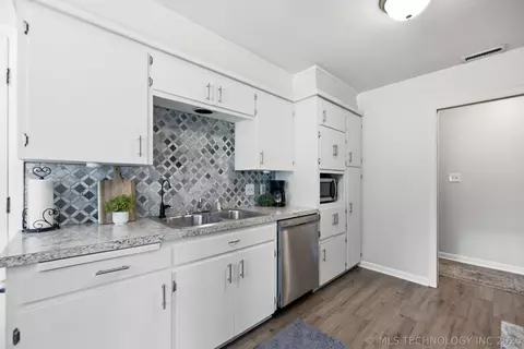 Kitchen - 8634 E 38th Pl NE, Tulsa, OK 74146 photo 2 of 3