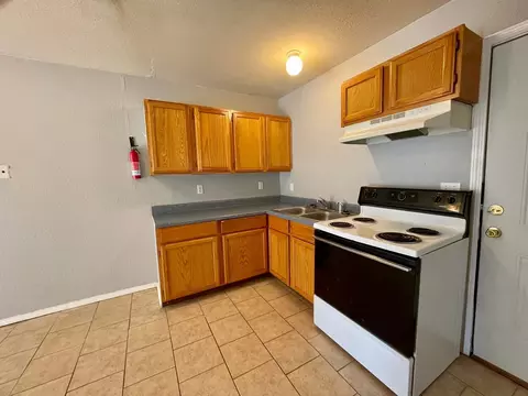 Kitchen - 312 S B, Davis, OK 73030 photo 2 of 2