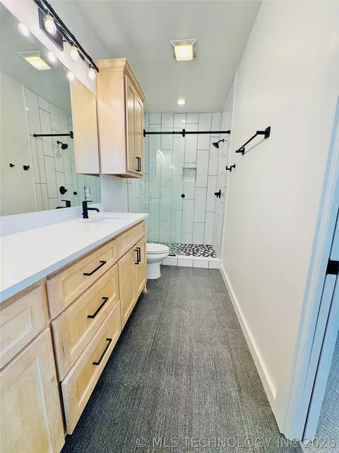 Bath - 913 E 37th St S, Tulsa, OK 74105 photo 3 of 5