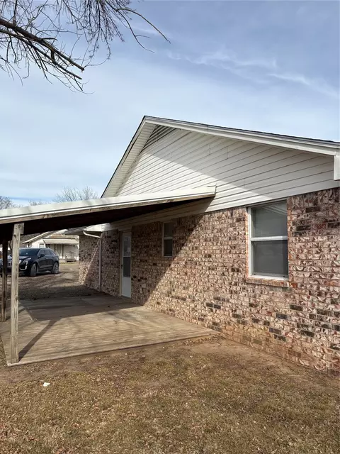 Exterior - 1001 E Pecan St, Cushing, OK 74023 photo 3 of 5