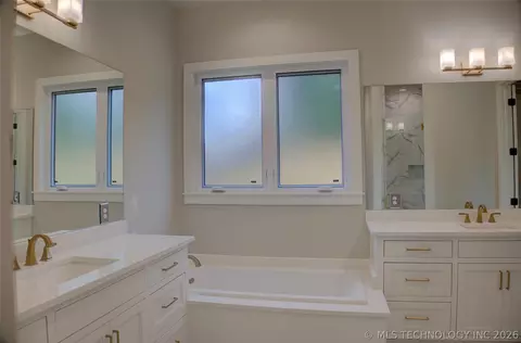 Bath - 211 E 34th St, Tulsa, OK 74105 photo 3 of 11