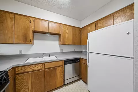 Kitchen - 2201 W Quantico St, Broken Arrow, OK 74011 photo 2 of 2