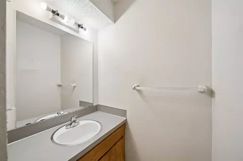 Bath - 2201 W Quantico St, Broken Arrow, OK 74011 photo 1 of 2
