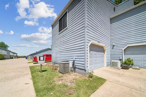 Exterior - 2201 W Quantico St, Broken Arrow, OK 74011 photo 4 of 4