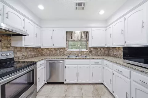 Kitchen - 7629 E 88th Pl, Tulsa, OK 74133 photo 2 of 5