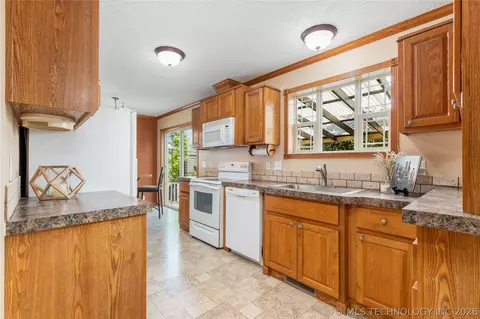 Kitchen - 58700 E 336 Rd, Jay, OK 74346 photo 2 of 5