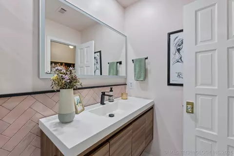 Bath - 3447 E 76th St, Tulsa, OK 74136 photo 3 of 8