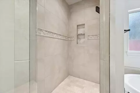 Bath - 9669 E 107th St S, Tulsa, OK 74133 photo 4 of 9